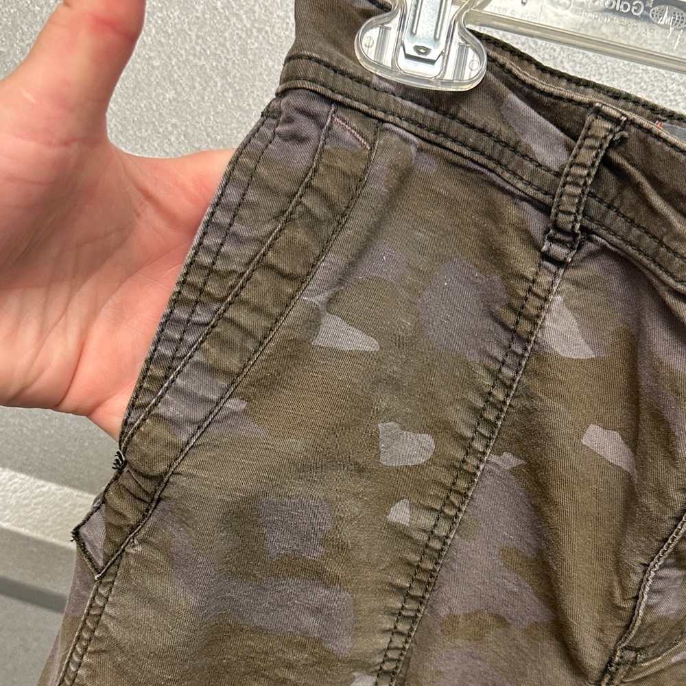 Anthropologie Women’s THE WANDERER Army Camo Pant Size 28 Streetwear Casual - Picture 2 of 11